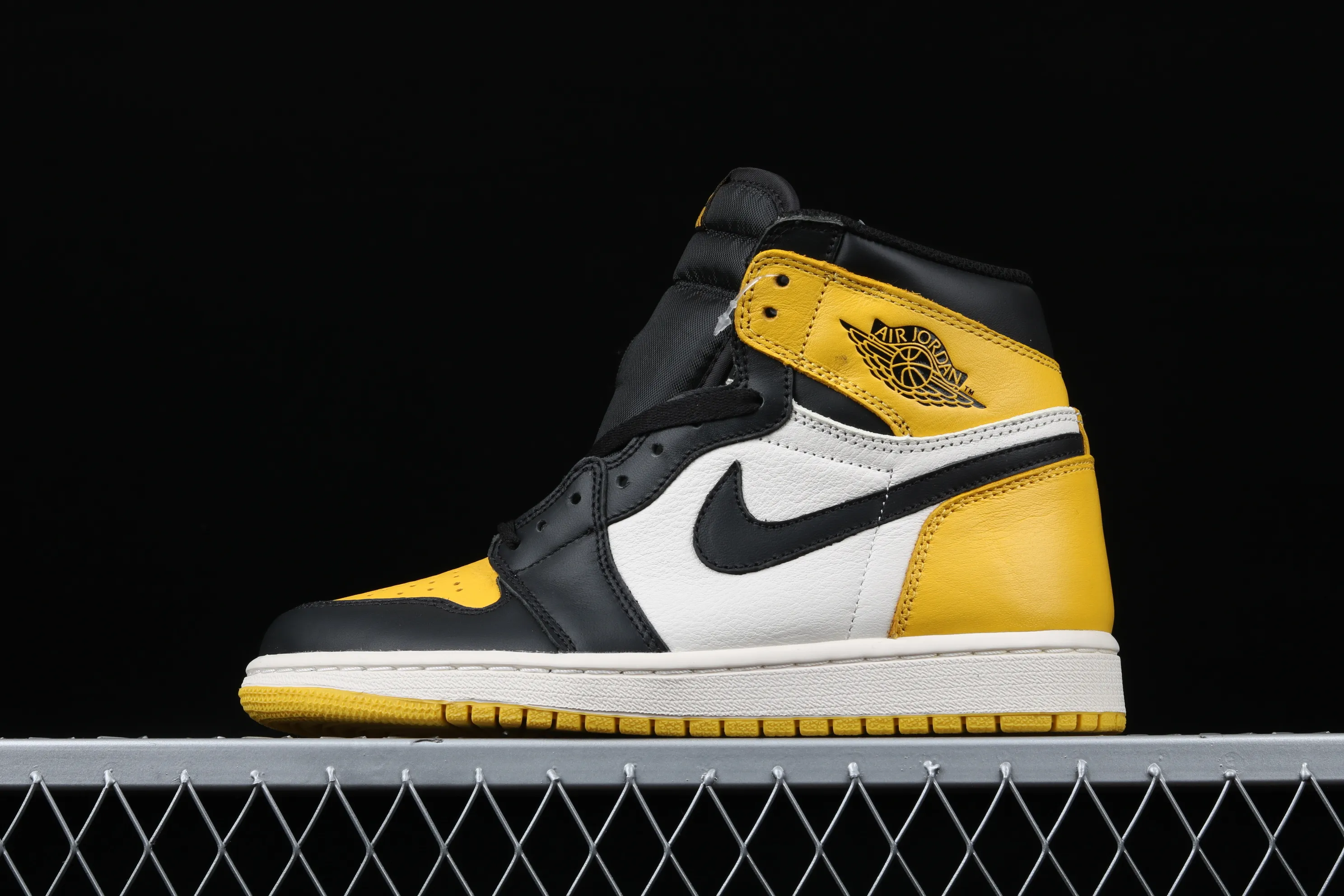 All categories Air Jordan Jordan series basketball shoes Air Jordan 1 High Air Jordan 1 Yellow Toe AJ1 OG black and yellow toe high-top basketball shoes AR1020-700